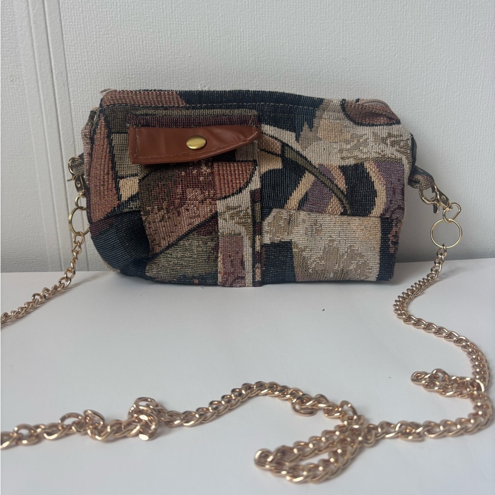Elegant Tapestry Crossbody Bag with Chain Strap